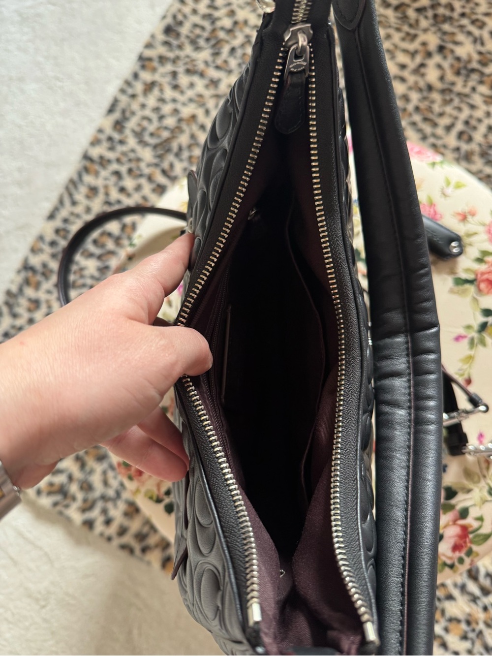 Coach Teri Hobo Bag Embossed Signature Leather - Picture 7 of 9